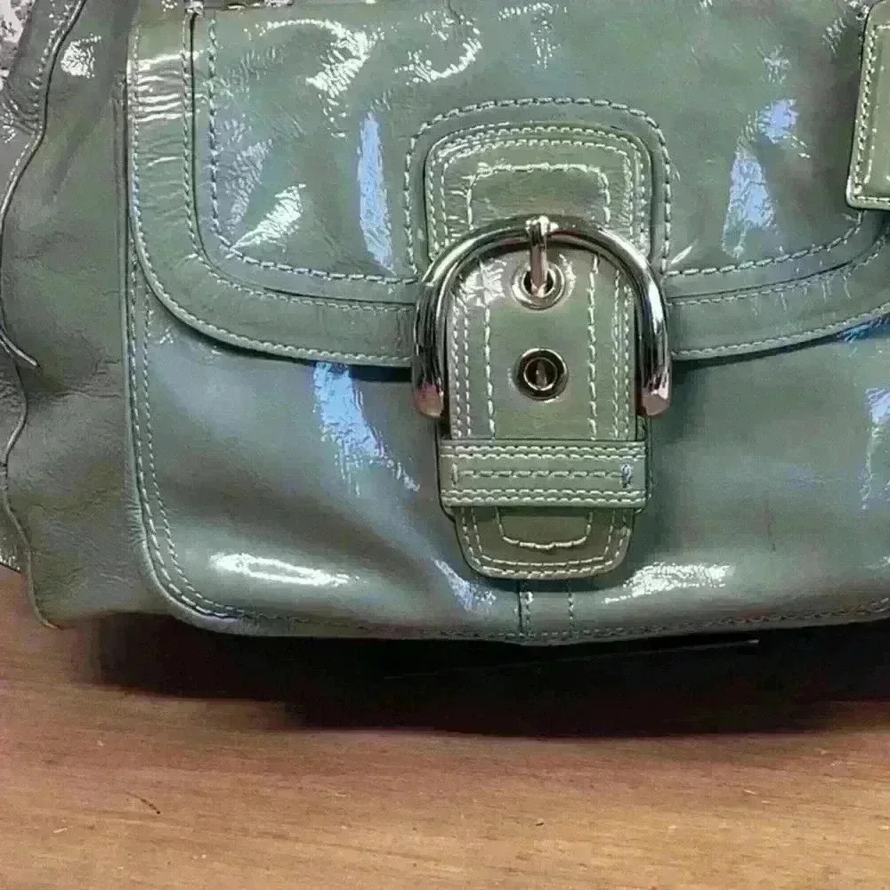 Coach Glossy Green Shoulder Bag with Blue Accents - Picture 4 of 16